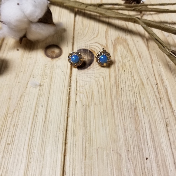 Beautiful Blue Fire Opal stud earrings in GOLD - Picture 5 of 7